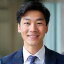 미소 짓는 대학원생 김민준 씨의 인물 사진.